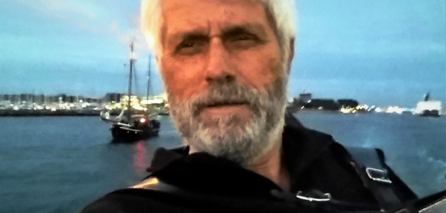 Bild von Hans beim Spielen in einer Senioreneinrichtung